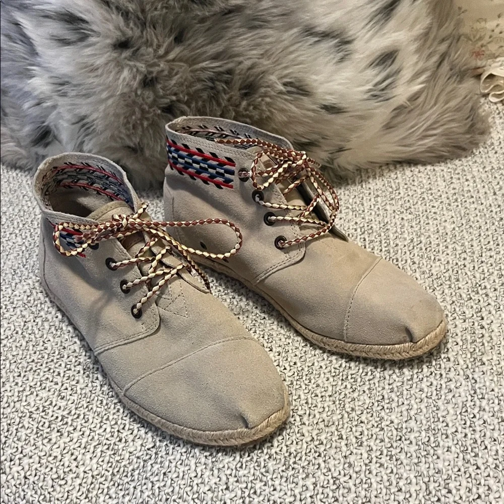 Toms Beige Sand  Lace Up Ankle Tribal Moccasin Embroidered Aztec Chukka Boots 9